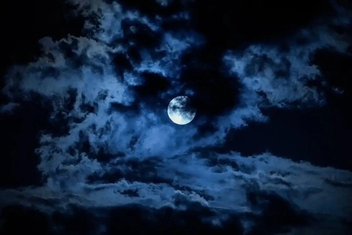 ابر ماه سگ آبی
