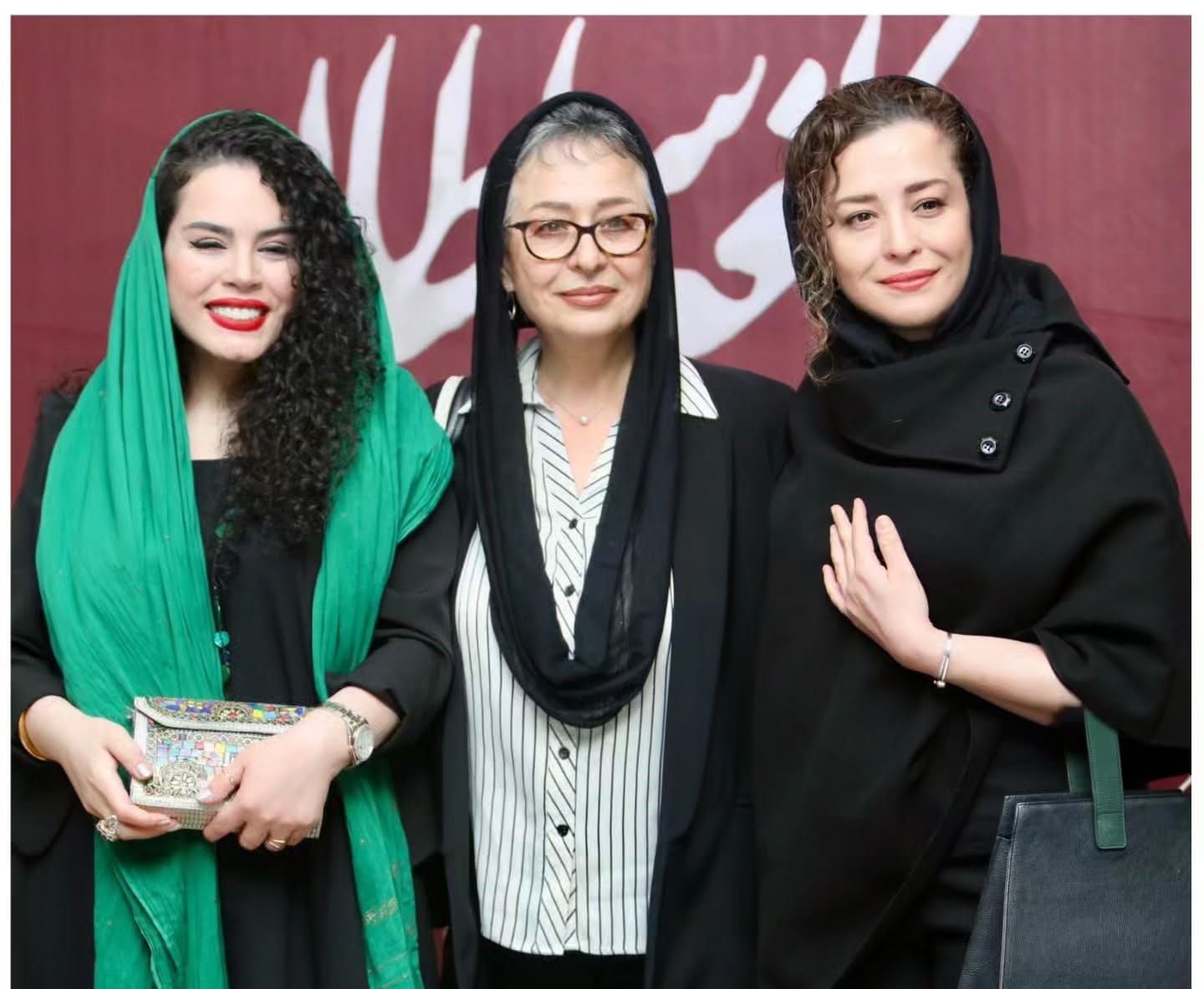 تصاویر و ویدیوی مراسم اکران فیلم «کافه سلطان» | آزیتا حاجیان و دخترانش روی فرش قرمز